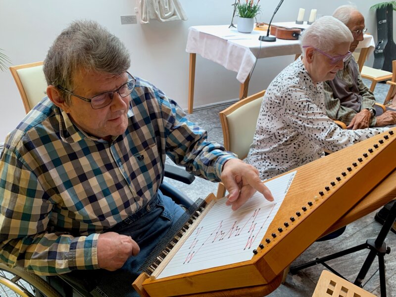 Gemeinsames Musizieren im Atelier der Freizeitgestaltung