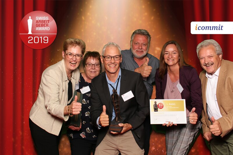 Leitungsteam Heime Kriens AG: von links, Gisela Weiss, Hauswirtschaft; Marlis Henzmann, Fachstelle Pflege und Ausbildung; Guido Hübscher, Leiter Heime Kriens; Bart Staring, Pflegedienst Grossfeld + Kleinfeld; Irene Spichtig, Administration und Human Resources; Marcel Ritter, Gastronomie. Nicht im Bild: Bruno Barmettler, Pflegedienst Zunacher 1 und 2. Leitungsteam Heime Kriens AG: von links, Gisela Weiss, Hauswirtschaft; Marlis Henzmann, Fachstelle Pflege und Ausbildung; Guido Hübscher, Leiter Heime Kriens; Bart Staring, Pflegedienst Grossfeld + Kleinfeld; Irene Spichtig, Administration und Human Resources; Marcel Ritter, Gastronomie. Nicht im Bild: Bruno Barmettler, Pflegedienst Zunacher 1 und 2.